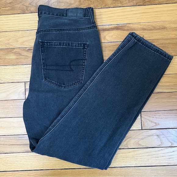 American Eagle faded black destroyed ripped Mom jeans size 6 regular - Picture 3 of 9